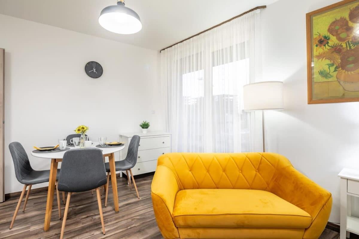 Balcony - Easy Parking - Comfy