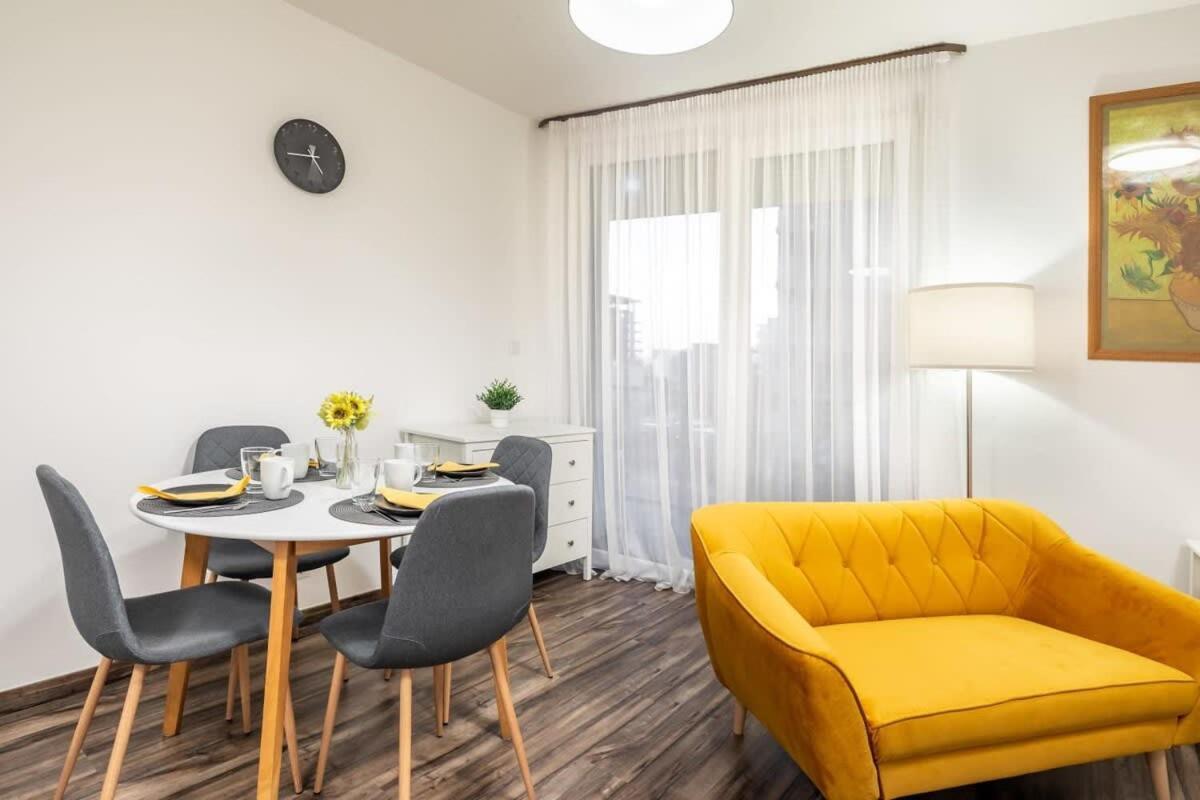 Balcony - Easy Parking - Comfy Apartament *