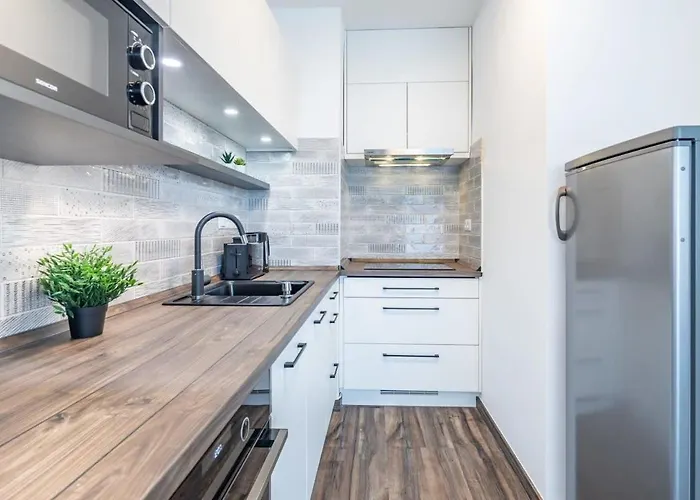 Balcony - Easy Parking - Comfy Home
